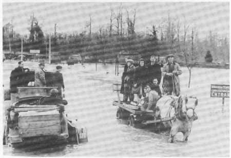 Tewkesbury folks being ferried in and out, near Gloucester Road carpark.<br>On the horse and dray, the lad wearing a flat cap is Ray Wheeler.